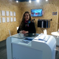 Klara arbeitet als Exhibition hostess auf der Messe