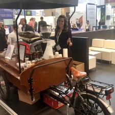Janina arbeitet als Baristaunterstützung auf Messe auf der Messe