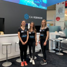 Leonie arbeitet als Messehostess auf der Messe