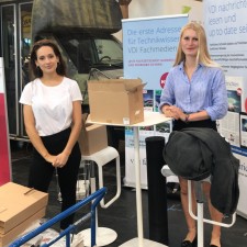 Katharina Lena arbeitet als Messehostess auf der Messe