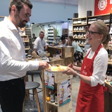 Jessica arbeitet als Servicekraft auf der Messe
