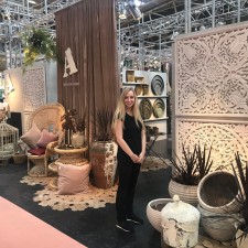 Victoria Josephine arbeitet als Verkäufer auf der Messe