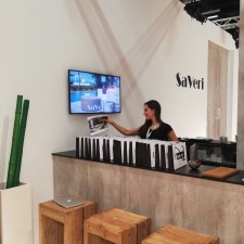 Charlotte arbeitet als Messehostess auf der Messe