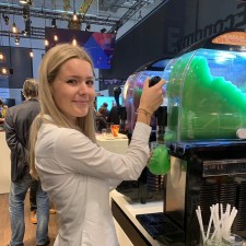 Michelle arbeitet als Servicekraft auf der Messe