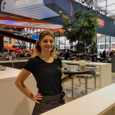 Nicola arbeitet als Servicekraft auf der Messe