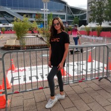Charlotte arbeitet als Promoter auf der Messe