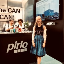 Rebecca arbeitet als Servicekraft auf der Messe