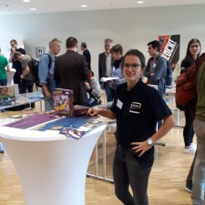 Marilena arbeitet als Spieleerklärer  auf der Messe