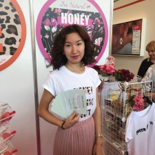 Aliya arbeitet als Messehostess auf der Messe