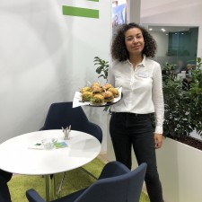 Laura Alexandra arbeitet als Messehostess auf der Messe