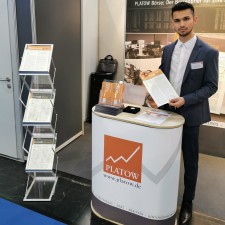 Karim arbeitet als Promoter auf der Messe