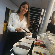 Gözde arbeitet als Servicekraft auf der Messe