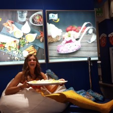 Jil arbeitet als Messehostess / Modell für aussergewöhnlichen Job auf der  auf der Messe