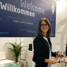 Julia arbeitet als Küchenhilfe auf der Messe