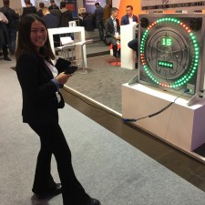 Maria arbeitet als Betreuung Gewinnspiel am Messestand auf der Messe