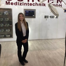 Anna arbeitet als Messehostess auf der Messe