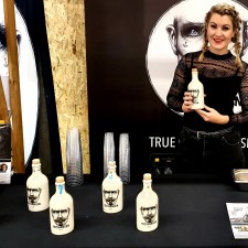 Sophia arbeitet als Gin Tasting auf der Consumenta  auf der Messe