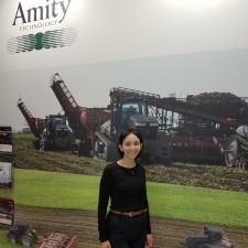 Rebecca arbeitet als Messehostess auf der Messe