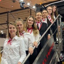 Julia arbeitet als Servicekraft auf der Messe