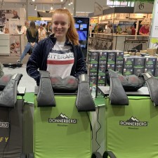 Lisa Christina arbeitet als Messehostess auf der Messe