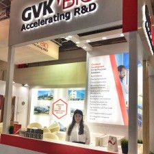 Cansu arbeitet als Servicekraft auf der Messe