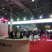 Katharina arbeitet als Servicekraft auf der Messe