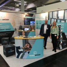 Sarah arbeitet als Messehostess auf der Messe