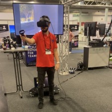 Emre arbeitet als Messehostess auf der Messe