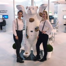 Julia arbeitet als Servicekraft auf der Messe