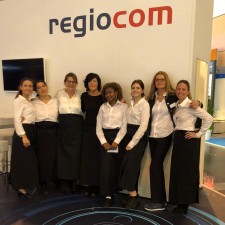 Regine arbeitet als Servicekraft auf der Messe