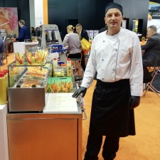 Antal arbeitet als Koch auf der Messe