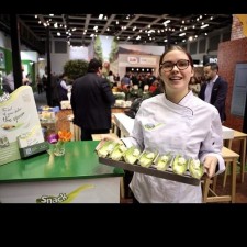 Maite arbeitet als Promotion auf der Messe